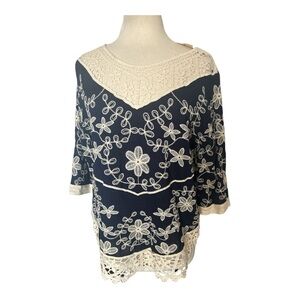 Solitaire size Large Navy and Cream Lace Top NWT